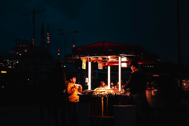 Istanbul Turkije 2 maart 2020 Een vader koopt een maïs voor zijn zoon van een verkoper op het Eminonu-plein