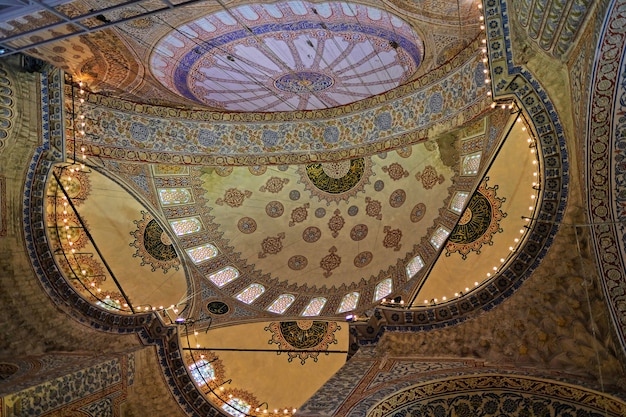 Istanbul, Turkije - 26 mei: Binnenaanzicht van de blauwe moskee in Istanbul, Turkije op 26 mei 2018