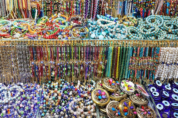 ISTANBUL, TURKIJE - SEPTEMBER 08, 2014: De Grand Bazaar is een van de grootste en oudste overdekte markten ter wereld op 8 september 2014 in Istanbul, Turkije.