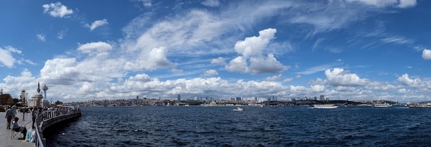 Foto istanbul turkijeseptember 52021 panoramisch uitzicht op de bosporus met bewolkte hemel