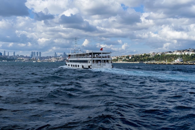 Istanbul TurkijeSeptember 52021 Panoramisch uitzicht op de Bosporus met bewolkte hemel