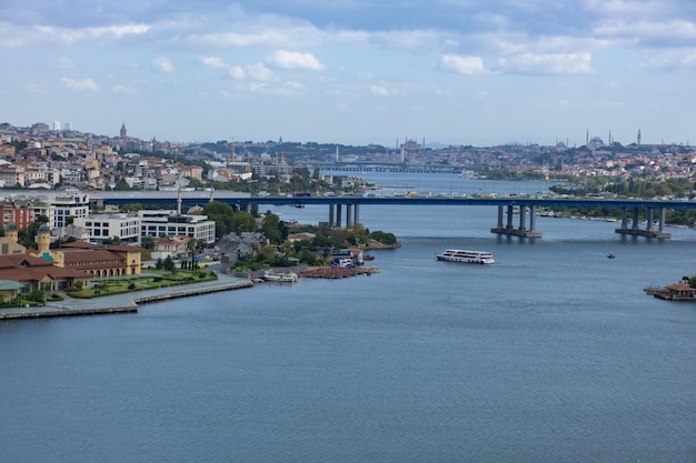 Istanbul TurkijeSeptember 62021 Panoramisch uitzicht op de Gouden Hoorn met wolken