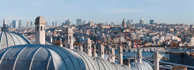 Istanbul van het Europese deel van de stad en de Bosporus Uitzicht op de oude Galata Kulesi