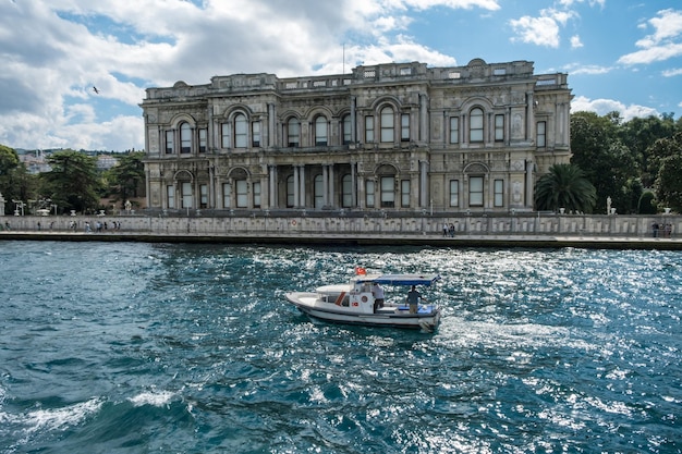 IstanbulTurkijeSeptember52021Panoramisch uitzicht op het Beylerbeyi-paleis in de Bosporus