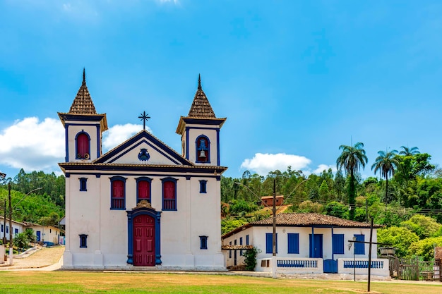 Foto chiesa storica in stile barocco situata in un villaggio remoto di minas gerais chiamato morro vermelho