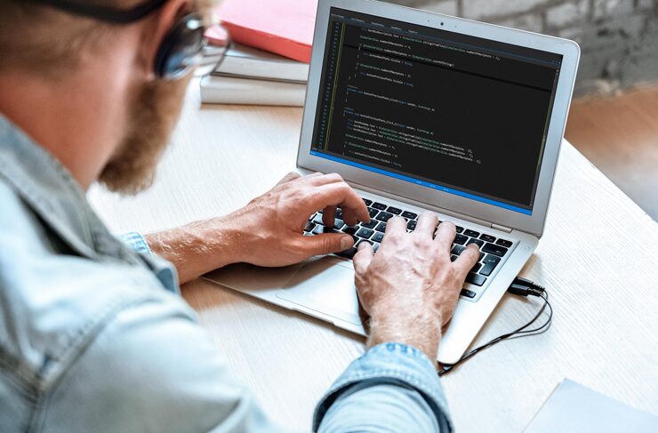 Photo it coder programmer use laptop computer typing coding on notebook screen