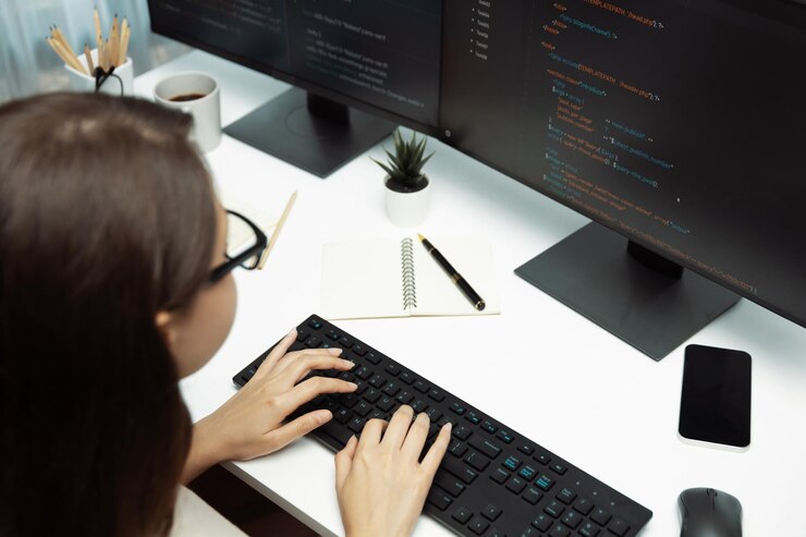 Photo it developer woman coding on laptop screen at back side view postulate