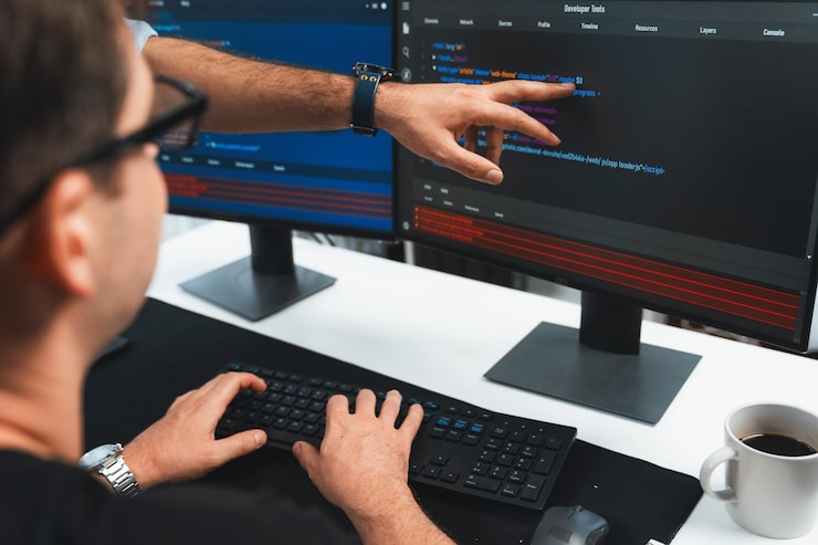 Photo it developers creating online software development information on screen laptop with coding program in data of application and website technical engineer coder on safety program concept sellable