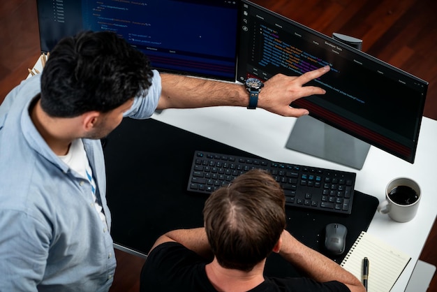 ソフトウェア開発に関する情報を PC 画面でオンラインで議論する IT 開発者 ウェブサイトで最新バージョンのアプリケーションのプログラムコードを作成する ブレインストーミングのコンセプト ファームウェアの更新 販売可能