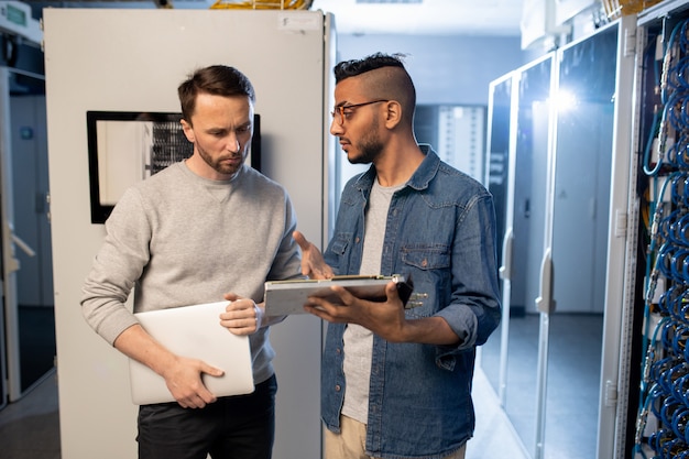 IT-ingenieurs bezig met moederbord van server