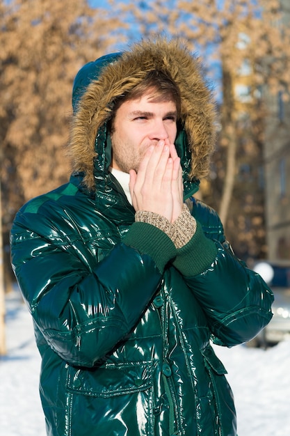 外は寒いです。雪の森。新鮮な空気。雪の降る天気。トレンディな冬のコート。冬休みの男。冬の休暇と旅行。冬のファッション。暖かい服。おとこ。暖かくなります。