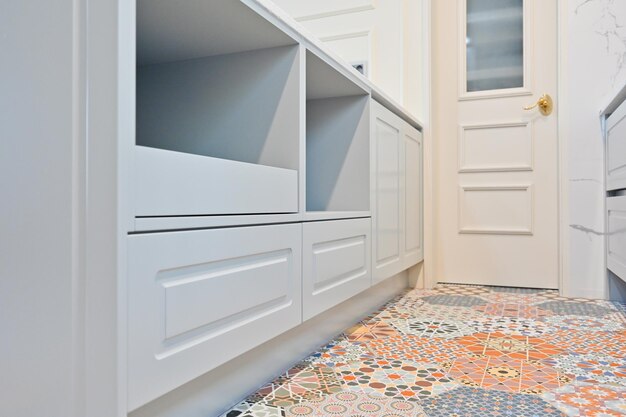 It is convenient to have many storage cabinets in the cabinet