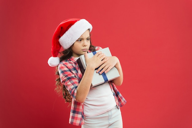 それは私のためです。小さな女の子はギフトボックスを保持します。冬休み。メリークリスマス。サンタクロースの贈り物。プレゼントの買い物。小さな子供はクリスマスの伝統を楽しんでいます。ギフト配送サービス。感情的な赤ちゃん。