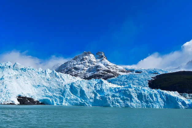 アルゼンチンとチリの国境にある氷河の1つです。