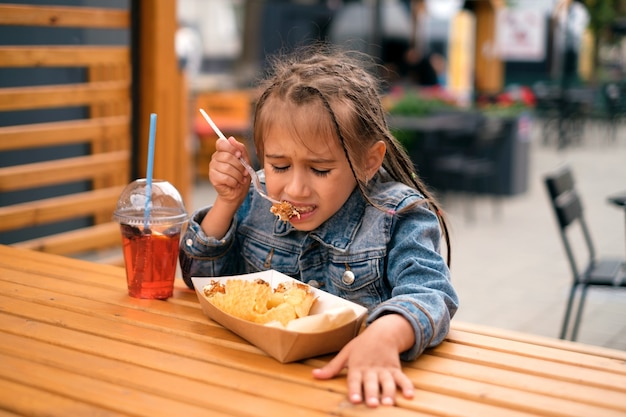 子供が固い温かい食べ物を噛むのは苦痛です