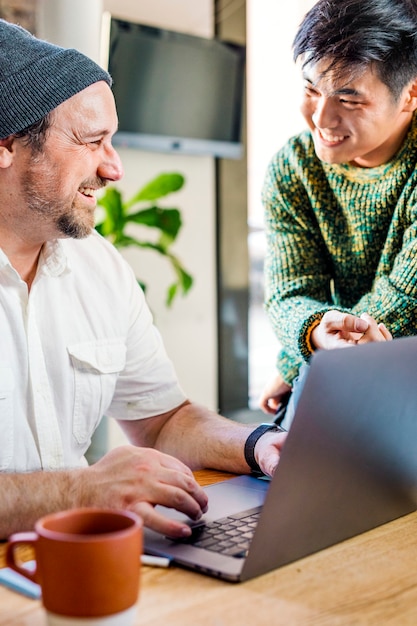 IT-medewerker in gesprek met een collega op kantoor