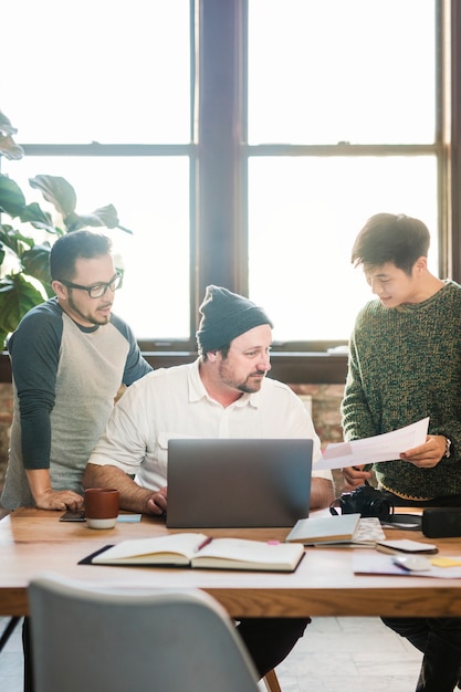 IT-medewerker in gesprek met zijn collega's op kantoor