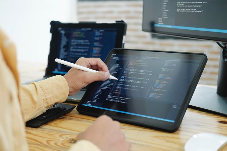 Photo it 프로그래머가 데스크톱 컴퓨터에서 작업을 시작합니다 웹 사이트 개발자 소프트웨어 엔지니어 코딩 프로그래밍 언어로 앱 비디오 게임 터미널 개발