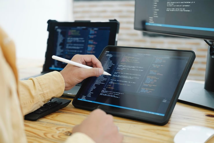 Photo it 프로그래머가 데스크톱 컴퓨터에서 작업을 시작합니다 웹 사이트 개발자 소프트웨어 엔지니어 코딩 프로그래밍 언어로 앱 비디오 게임 터미널 개발