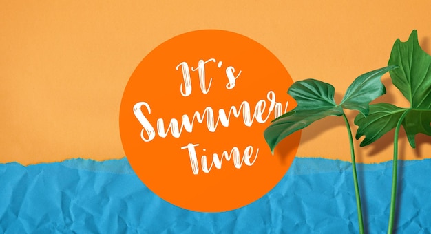 Photo it's summer time text with tropical leaf on color backgroundsummer nature