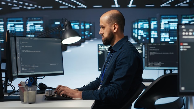 IT-specialist in serverfarms die ervoor zorgt dat waardevolle gegevens beschermd blijven