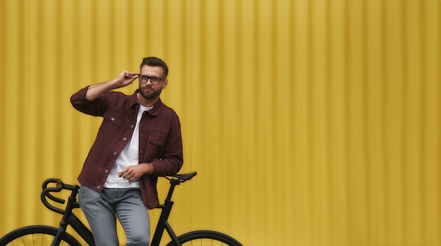 È stato un bel giro bello e giovane con la barba in abiti casual che si aggiustava?