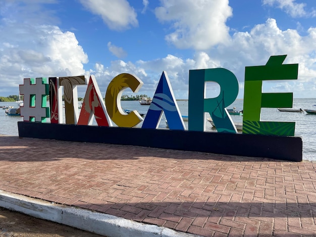 Itacare Bahia Bazil 02 2023 Пляж Itacare Bahia Brazil Village с рыбацкими лодками и туристическим знаком с надписью Itacare