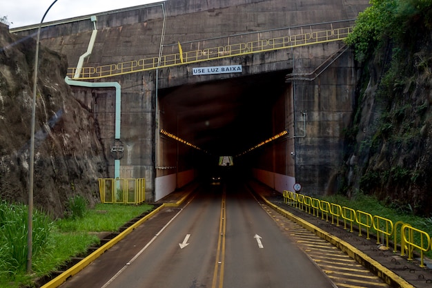 파라과이 국경에있는 브라질 포스 두이 구아 수에있는 Itaipu Binacional 수력 발전소