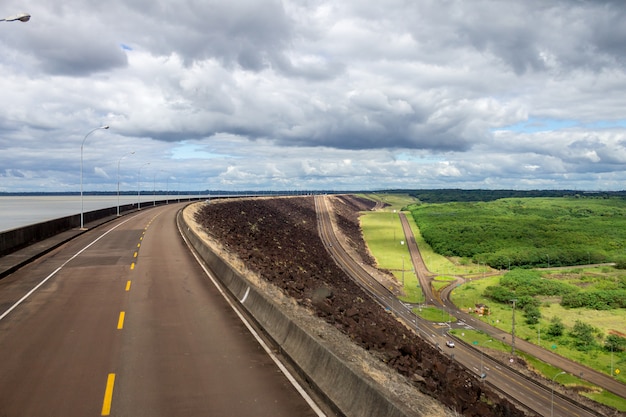 파라과이 국경에있는 브라질 포스 두이 구아 수에있는 Itaipu Binacional 수력 발전소