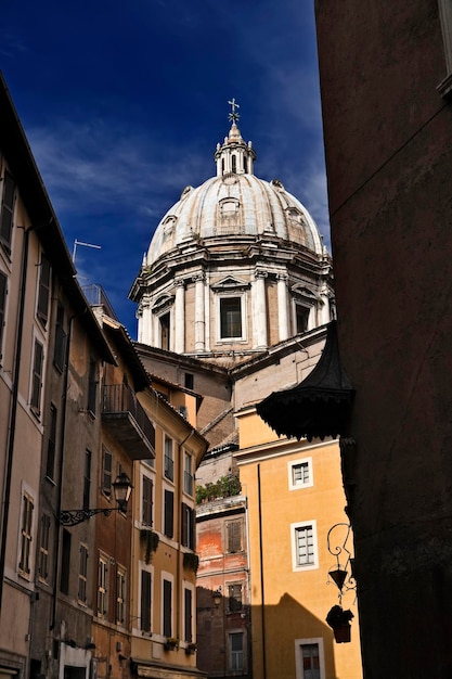 ITALIË Lazio Rome Oude gebouwen en een kerkkoepel in de buurt van het Campo Dei Fiori-plein