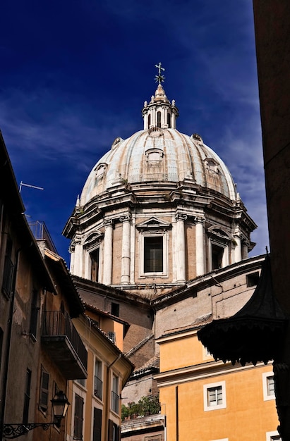 ITALIË Lazio Rome Oude gebouwen en een kerkkoepel in de buurt van het Campo Dei Fiori-plein