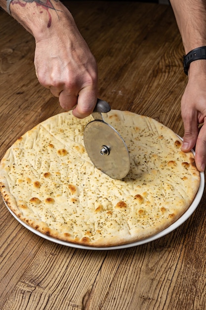 Italiaans brood - Focaccia, op een houten tafel