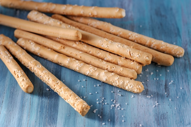 Italiaans brood stokken in een glas op tafel met zout