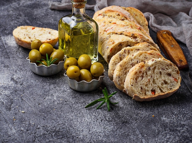 Italiaans ciabattabrood met olijven.