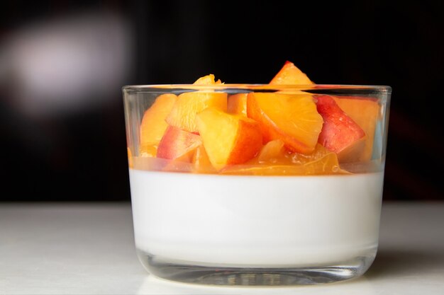 Italiaans dessert Panna cotta met perzik in glazen