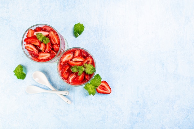 Italiaans dessert van aardbeiensap en gezoete room verdikt met gelatine