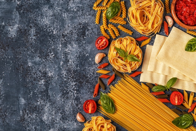 Italiaans eten achtergrond met pasta, kruiden en groenten