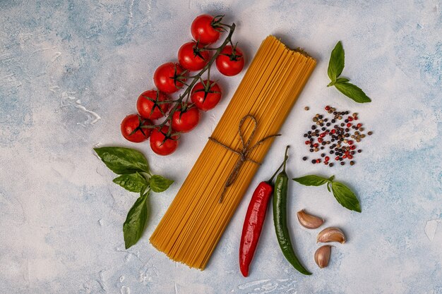 Italiaans eten achtergrond met pasta, kruiden en groenten