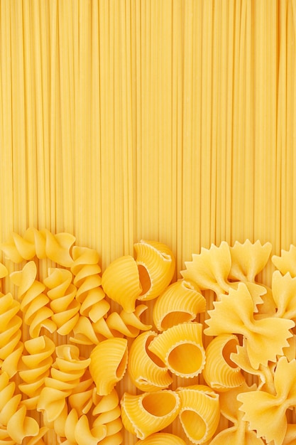 Italiaans eten. Achtergrond van verschillende soorten pasta. verticale foto