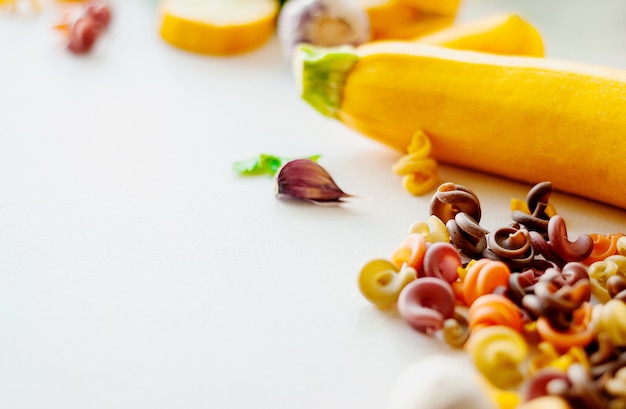 Italiaans eten concept. ingrediënten voor pasta. natuurlijke kleurstoffen voor pasta, tomaat, spinazie, wortels