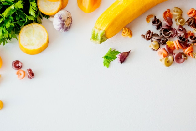 Italiaans eten concept. ingrediënten voor pasta. natuurlijke kleurstoffen voor pasta, tomaat, spinazie, wortels