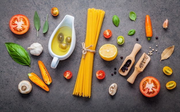 Italiaans eten en menu concept spaghetti met ingrediënten