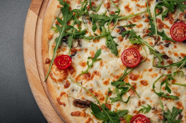 italiaans eten klassieke pizza met grote zijkanten champignons cherrytomaatjes rucola parmezaanse kaas