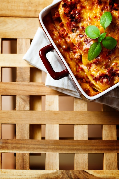 Italiaans eten. Lasagna plaat op houten tafel.