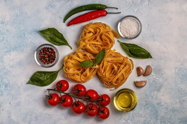 Italiaans eten met pasta, kruiden en groenten