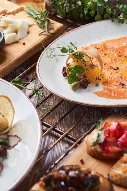 Italiaans eten op tafel. Carpaccio, bruschetta, kaas, zeevruchten