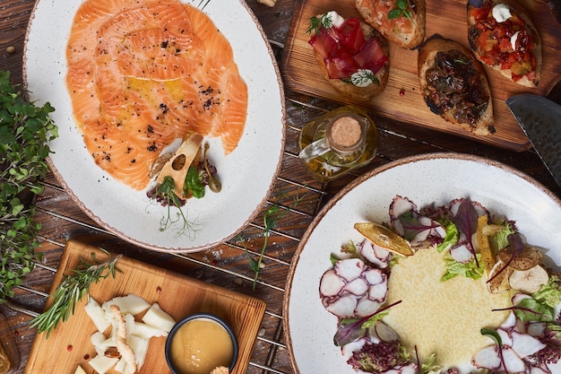 Foto italiaans eten op tafel. carpaccio, bruschetta, kaas, zeevruchten