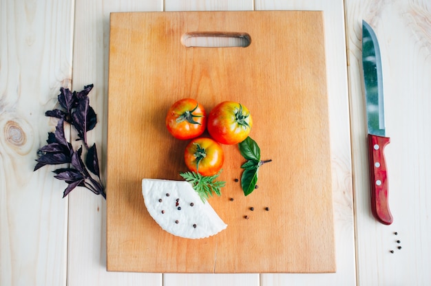 Italiaans eten. Tomaten kaas basilicum op een houten bord