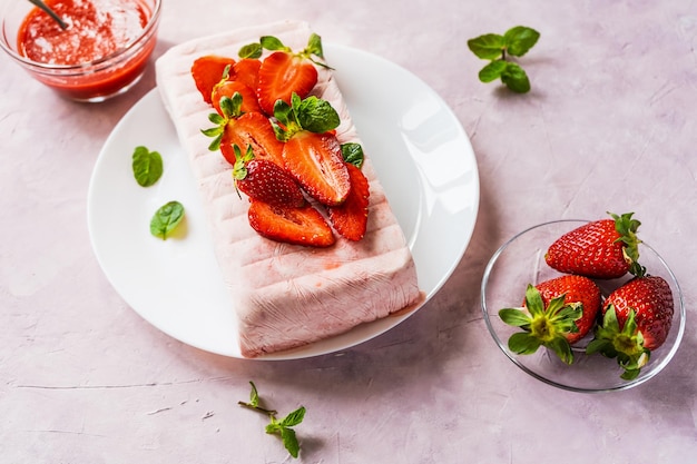 Italiaans huisgemaakt dessert Semifreddo met aardbeiensaus koud dessert als een ijsje