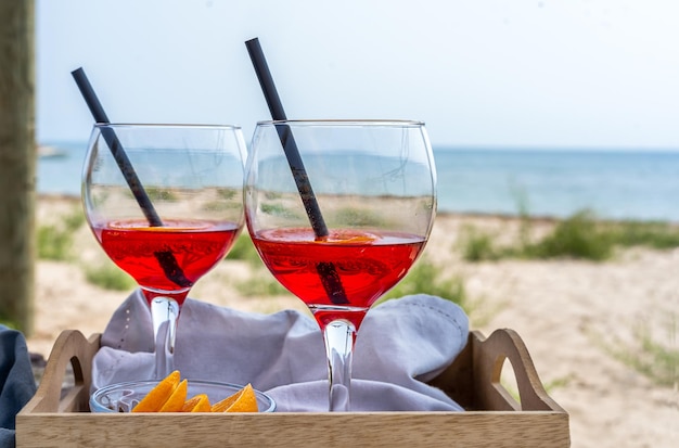 Italiaans niet-alcoholisch voorgerecht Gingerino-drankje op het strand met uitzicht op de zeekust